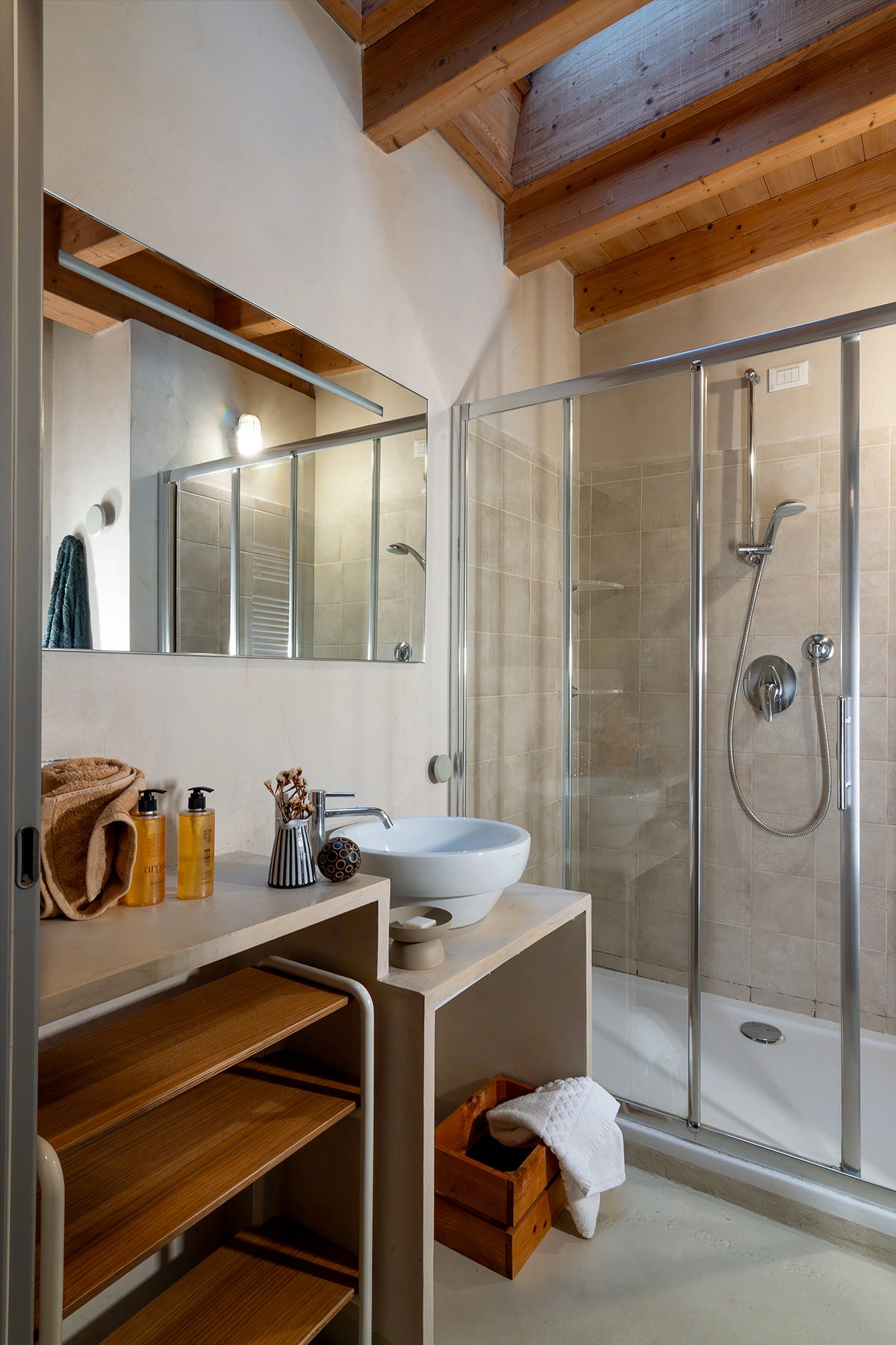 Bagno, pietra e specchio